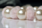 Preview: Luxuriöse Perlenkette für Hunde in rosa: Plüsch Halskette mit Teddy Charm