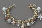 Preview: Vergoldetes Weihnachtsarmband mit Charms – Festlicher Armschmuck in weiß