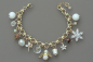 Preview: Vergoldetes Weihnachtsarmband mit Charms – Festlicher Armschmuck in weiß