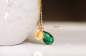 Preview: Personalisierte Kette Smaragd gold / Geschenk für Sie / Persönlicher handgemachter Schmuck / minimalistisches Geschenk Kette / GeburtssteinPersonalisierte Kette Smaragd gold / Geschenk für Sie / Persönlicher handgemachter Schmuck / minimalistisches Gesche
