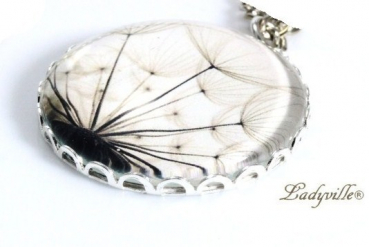 Kette - Pusteblume in der Abenddämmerung