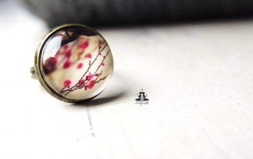 Antik bronzefarbener Ring im Vintage Style - Ast mit roten Blüten am Baum Kirschblüte / Geschenke für Sie