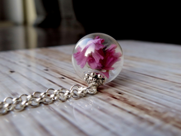 Kette - Echte Blüten beerenfarbe in Glaskugel
