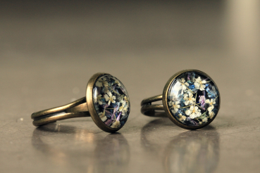 Fingerring gepresste Blüten Dillblüte in Resin antik bronzefarbener Vintagestyle Naturschmuck als florales Geschenk für sie Naturliebhaber
