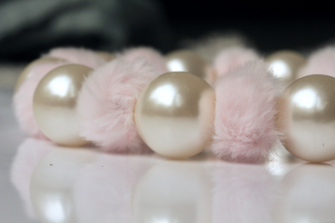 Luxuriöse Perlenkette für Hunde in rosa: Plüsch Halskette mit Teddy Charm