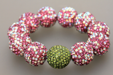 Personalisiertes Glitzer Perlenarmband für die Dame: Perlen in Pink, Grün und Campagner zur Auswahl