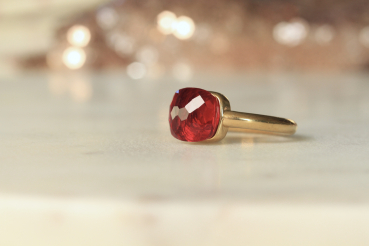 Ring Granat hydro: vergoldeter Stapelring mit Geburtsstein