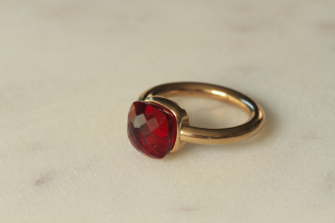 Ring Granat hydro: vergoldeter Stapelring mit Geburtsstein