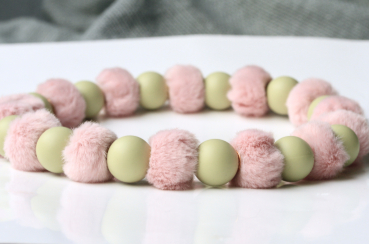 Perlenkette für Hunde: Plüsch Halskette mit Silikon Perlen als Luxus Variante