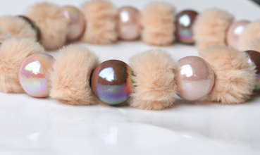 Perlenkette für Hunde: Plüsch Halskette mit Acryl Perlen als Luxus Variante