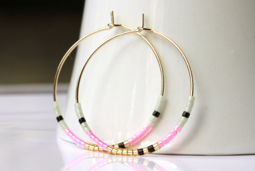 Neon Miyuki Creolen ein handgefertigtes Ohrringpaar mit Perlen als minimalistisches Geschenk für Sie
