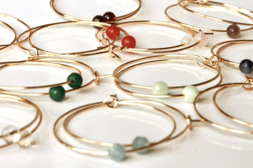 Personalisierte Creole Geburtsstein Perle als minimalistisches und sehr persönliches Geschenk für sie