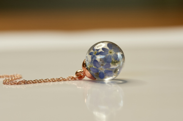 Kette Vergissmeinnicht rosevergoldete Sterling Silber Kette mit gepressten blauen Vergissmeinnicht in Resin / Geschenk für Sie / Blütenkette