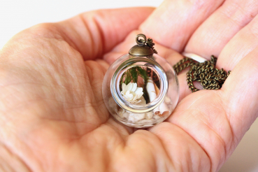 Terrarium Kette Wald, Der geheime Garten mit Kiesel, Moos, Baumrinde und Blüte / Geschenk für Naturfreunde / Geschenk für Sie / Blüten Kette