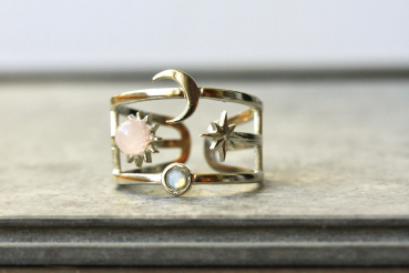 Himmlischer Ring Rosenquarz mit Sonne Mond und Sterne als Astrologie schmuck das perfekte Geschenk für sie