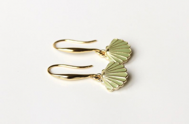 Muschel Charm Ohrringe / echt vergoldet / Emaille Schmuck grün / Geschenk für Sie / Trend Schmuck / verspielter Schmuck / Emaille Ohrringe