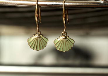 Muschel Charm Ohrringe / echt vergoldet / Emaille Schmuck grün / Geschenk für Sie / Trend Schmuck / verspielter Schmuck / Emaille Ohrringe