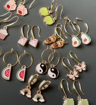 Muschel Charm Ohrringe / echt vergoldet / Emaille Schmuck grün / Geschenk für Sie / Trend Schmuck / verspielter Schmuck / Emaille Ohrringe