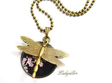 Kette mit Anhänger - Libelle an feiner Blüte