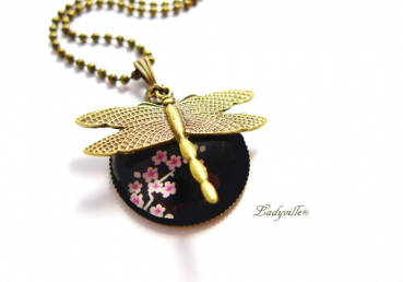 Kette mit Anhänger - Libelle an feiner Blüte