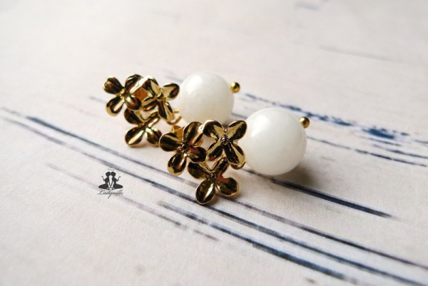 Sterling Silber vergoldete Ohrringe mit weißer Jade Perle und Blüte / Geschenk für Sie