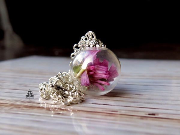 Kette - Echte Blüten beerenfarbe in Glaskugel