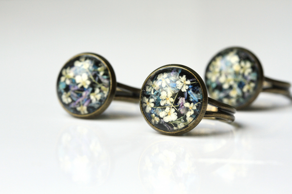 Fingerring gepresste Blüten Dillblüte in Resin antik bronzefarbener Vintagestyle Naturschmuck als florales Geschenk für sie Naturliebhaber