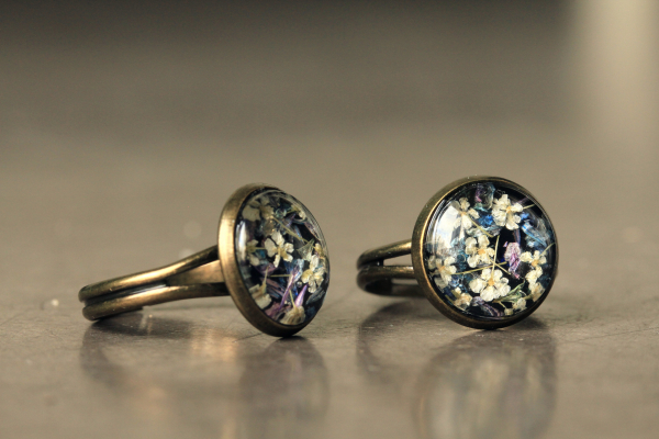 Fingerring gepresste Blüten Dillblüte in Resin antik bronzefarbener Vintagestyle Naturschmuck als florales Geschenk für sie Naturliebhaber