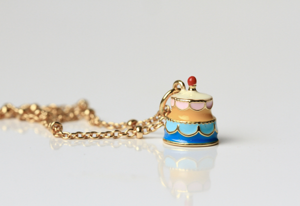 Charm Halskette Torte Kuchen als perfektes Geschenk für sie statt Geburtstagskuchen für Frauen und Mädchen ein süßer Anhänger mit Kette