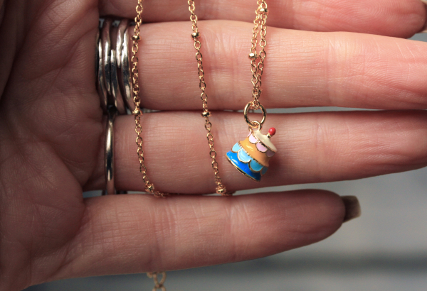 Charm Halskette Torte Kuchen als perfektes Geschenk für sie statt Geburtstagskuchen für Frauen und Mädchen ein süßer Anhänger mit Kette