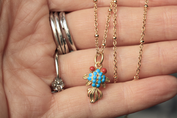 Kette Charm Koi Fisch vergoldet mit Emaille als niedliches Geschenk für sie für Frauen und Mädchen ein süßer Anhänger mit Kette