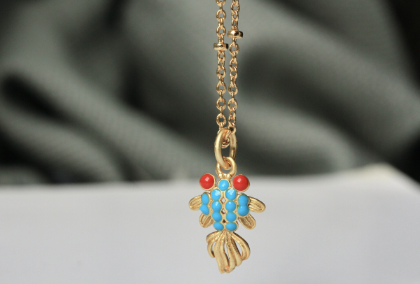 Kette Charm Koi Fisch vergoldet mit Emaille als niedliches Geschenk für sie für Frauen und Mädchen ein süßer Anhänger mit Kette