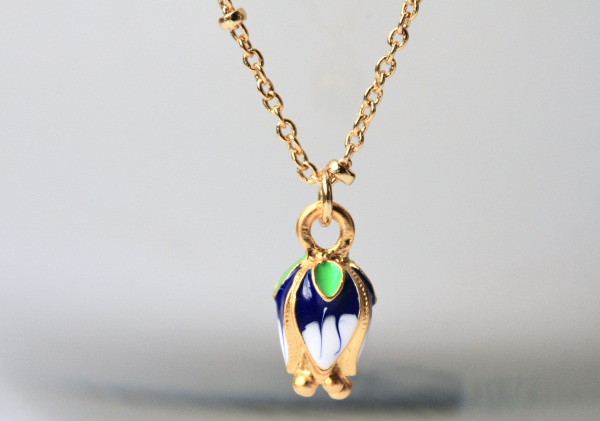 Kette Charm Lotusblüte Blütenknospe Emaille als zartes Geschenk für sie für Frauen und Mädchen eine niedliche Halskette Anhänger mit Kette