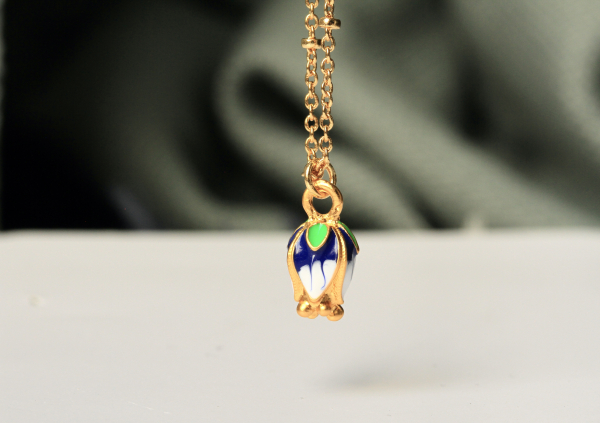Kette Charm Lotusblüte Blütenknospe Emaille als zartes Geschenk für sie für Frauen und Mädchen eine niedliche Halskette Anhänger mit Kette