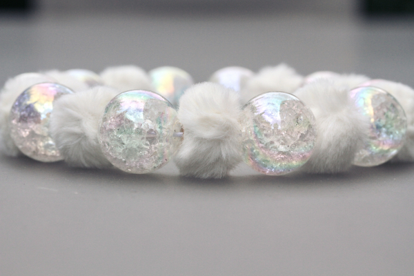 Luxuriöse Perlenkette für Hunde in Weiß: Teddy Plüsch Halskette mit Regenbogenfarben