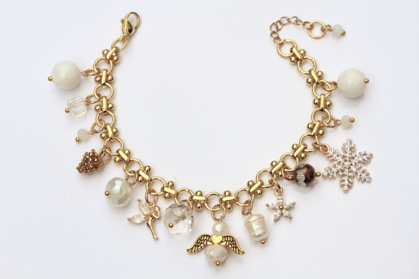 Vergoldetes Weihnachtsarmband mit Charms – Festlicher Armschmuck in weiß
