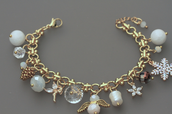 Vergoldetes Weihnachtsarmband mit Charms – Festlicher Armschmuck in weiß