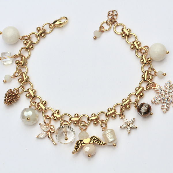 Vergoldetes Weihnachtsarmband mit Charms – Festlicher Armschmuck in weiß