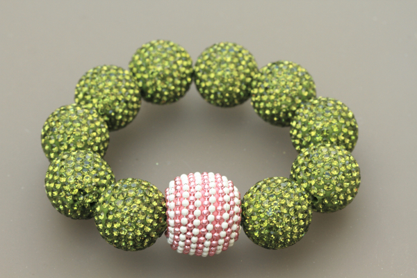 Personalisiertes Glitzer Perlenarmband für die Dame: Perlen in Pink, Grün und Campagner zur Auswahl