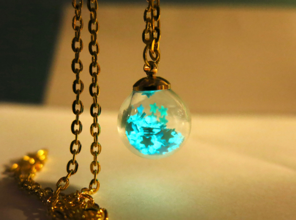 Nachtleuchtende Kette Sterne und Fluoreszierendes Puder / Geschenk für Sie / Geschenk für Kinder / märchenhaft / leuchtet im Dunklen