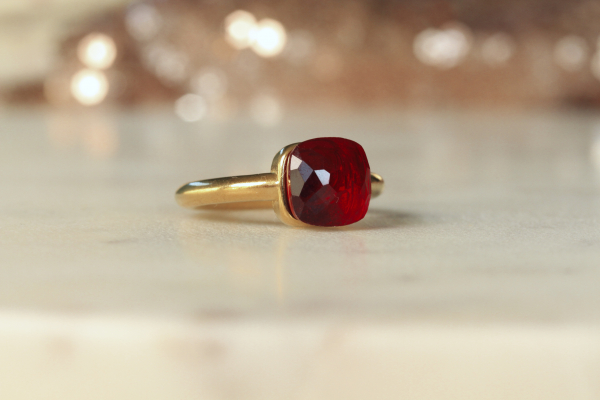 Ring Granat hydro: vergoldeter Stapelring mit Geburtsstein