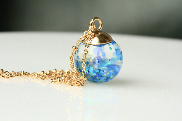 Kette mit Anhänger: Schneekugel mit schwimmenden Seifenblasen und Glitzer