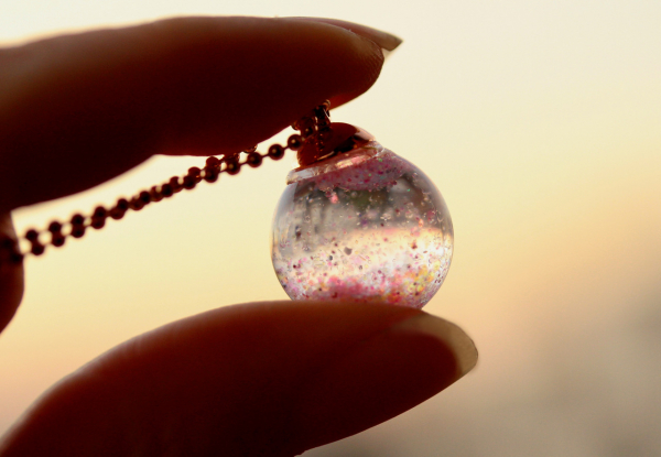 Wasser Kette Glitzer in rosé / Geschenk für Sie / Glaskugel Kette mit Glitzer / Schneekugel Kette / originelles Geschenk / Party Schmuck