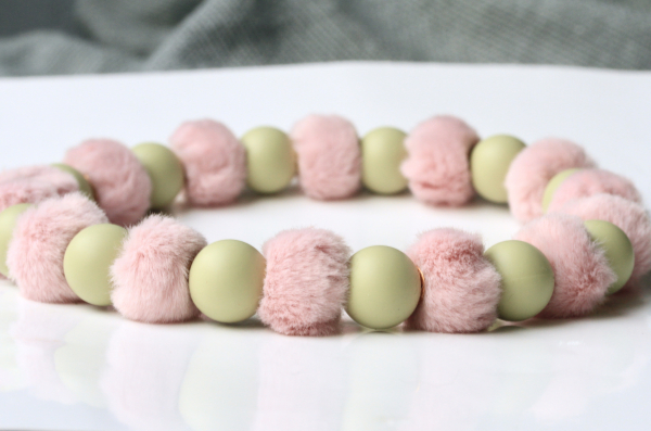 Perlenkette für Hunde: Plüsch Halskette mit Silikon Perlen als Luxus Variante