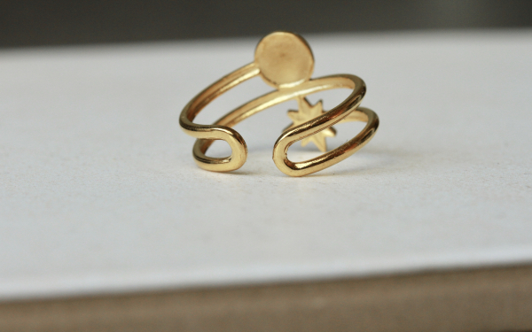 Ring Stern Sonne vergoldet mit funkelnden Zirkonia als himmlisch astrologisches Geschenk für Sie