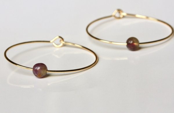 Personalisierte Creole Geburtsstein Perle als minimalistisches und sehr persönliches Geschenk für sie