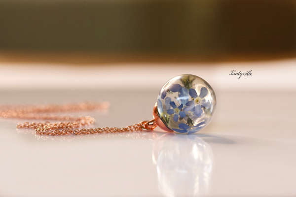 Kette Vergissmeinnicht rosevergoldete Sterling Silber Kette mit gepressten blauen Vergissmeinnicht in Resin / Geschenk für Sie / Blütenkette
