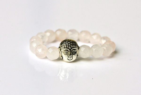 Ring Rosenquarz Buddha als edles Geschenk für Sie mit feinen Edelsteinen ein minimalistischer Ring Stretchring