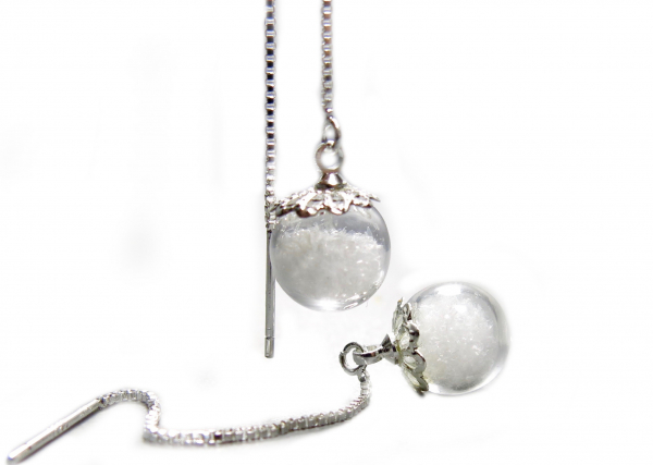 Silber Schnee Ohrringe / Sterling Silber Durchziehohrringe mit Schnee / Winter Schmuck / Geschenk für Sie / Ohrringe mit Glaskugel