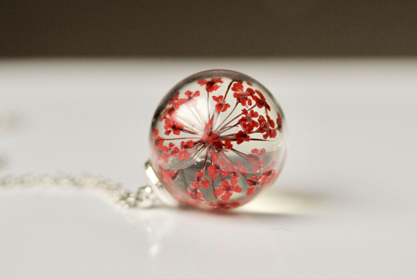 Kette Echte Dillblüten rot in Glaskugel / Blüten Schmuck / Geschenk für sie / Muttertag Geschenk / Brautjungfer Geschenk